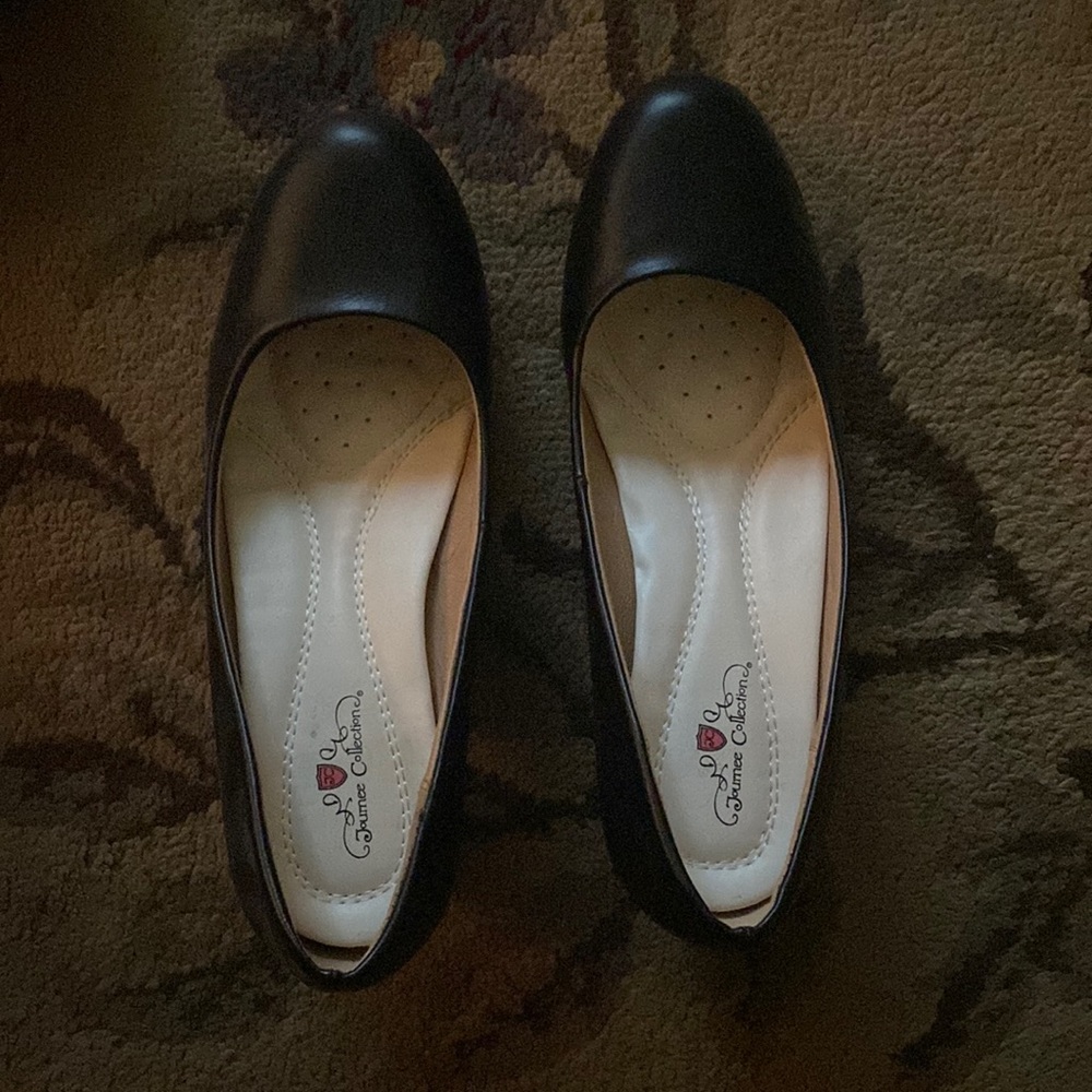 Black classy pumps